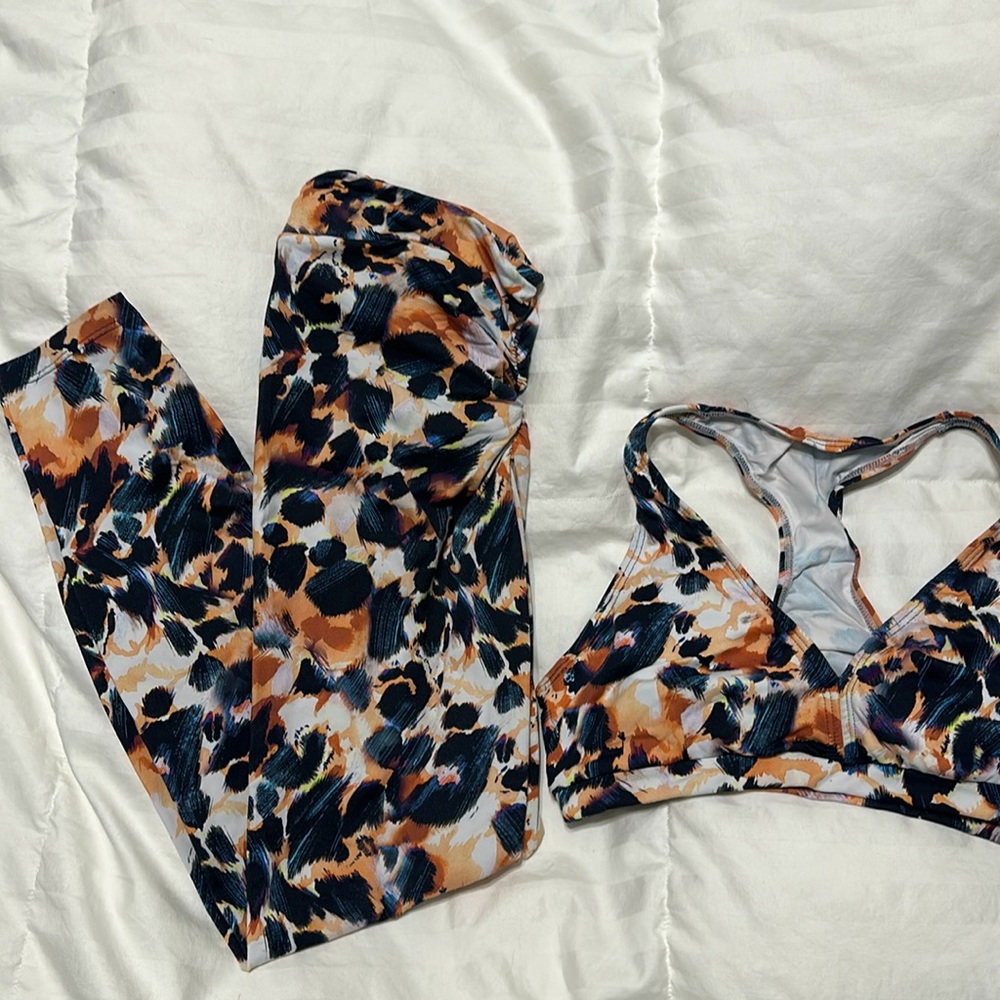 Lici fit sports bra and v-cut scrunch butt leggings
